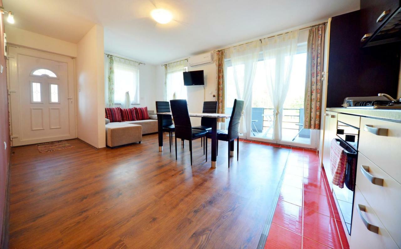 Guest House Rudine สลูน ภายนอก รูปภาพ